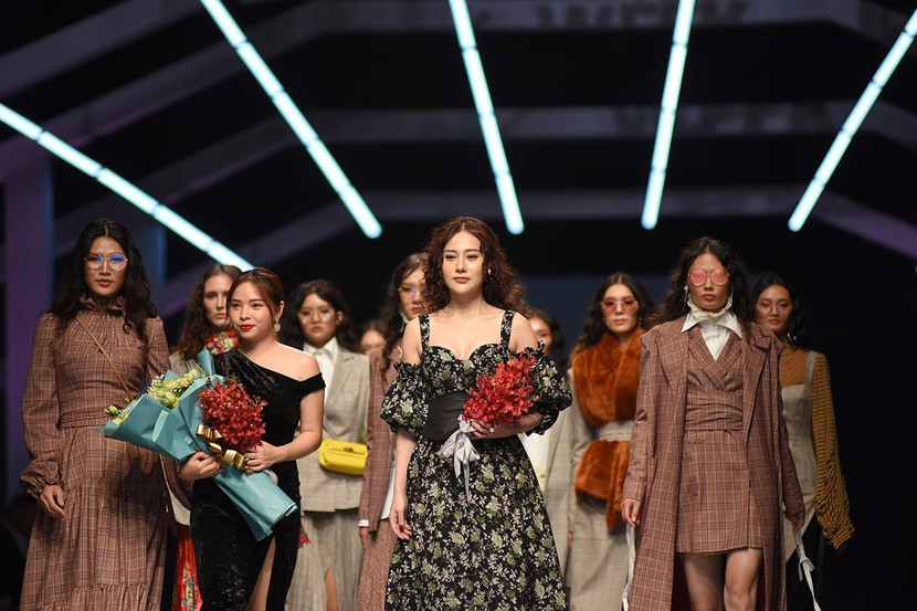 Cho đến nay, khi đã thành công với vai trò diễn viên nhưng Phương Oanh vẫn giữ đam mê làm người mẫu. Hiện cô là người mẫu đắt show với vô số lời mời chụp ảnh quảng cáo và tham gia trình diễn thời trang