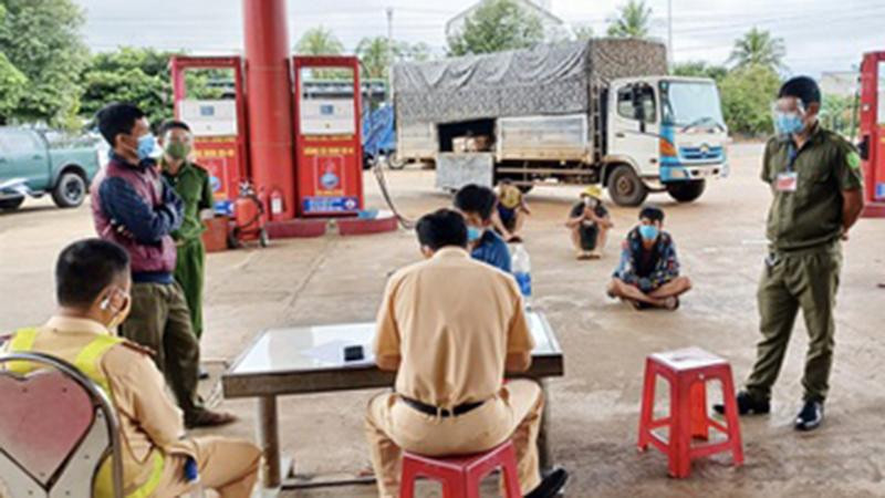 Lực lượng chức năng làm việc với những người vi phạm trên xe tải (Ảnh: Zing) Lực lượng chức năng làm việc với những người vi phạm trên xe tải (Ảnh: Zing)