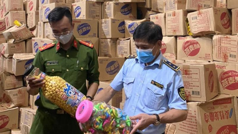 Tổ công tác liên ngành kiểm tra số hàng hóa là thực phẩm không rõ nguồn gốc (Ảnh: Công an nhân dân) Tổ công tác liên ngành kiểm tra số hàng hóa là thực phẩm không rõ nguồn gốc (Ảnh: Công an nhân dân)