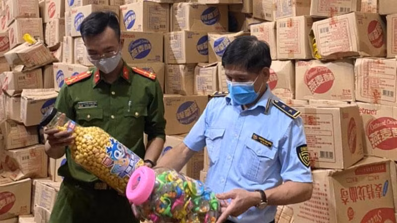 Tổ công tác liên ngành kiểm tra số hàng hóa là thực phẩm không rõ nguồn gốc (Ảnh: Công an nhân dân)