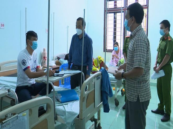 Lãnh đạo UBND thành phố Gia Nghĩa đến thăm hỏi cán bộ bị đối tượng Thảo đâm bị thương