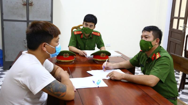 Đối tượng Nguyễn Đình Điệp tại cơ quan công an (Ảnh: Công an nhân dân) Đối tượng Nguyễn Đình Điệp tại cơ quan công an (Ảnh: Công an nhân dân)