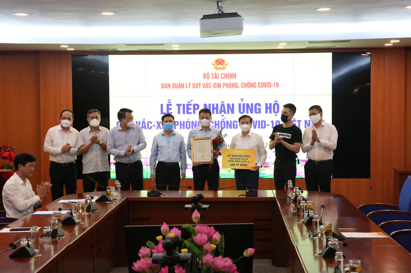 Lễ tiếp nhận khoản tiền ủng hộ lớn từ Tập đoàn Sun Group tới Quỹ vắc-xin phòng chống Covid-19
