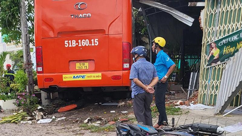 Xe khách tông sập căn nhà là quán giải khát ven quốc lộ 1 (Ảnh: Zing) Xe khách tông sập căn nhà là quán giải khát ven quốc lộ 1 (Ảnh: Zing)