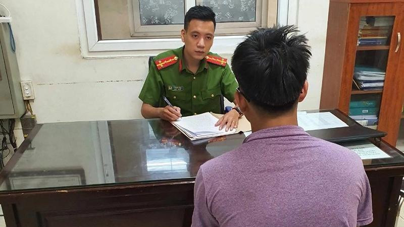 Cảnh sát triệu tập nam thanh niên sàm sỡ cô gái (Ảnh: Zing) Cảnh sát triệu tập nam thanh niên sàm sỡ cô gái (Ảnh: Zing)