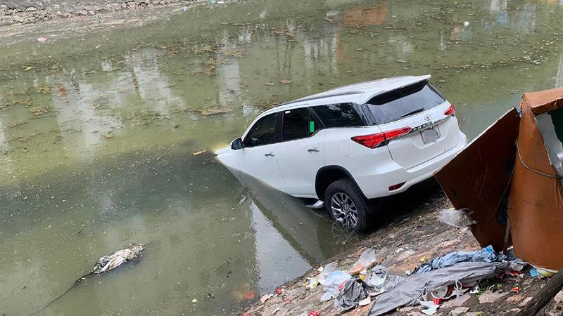 Chiếc ô tô lao xuống sông Kim Ngưu (Ảnh: Zing)