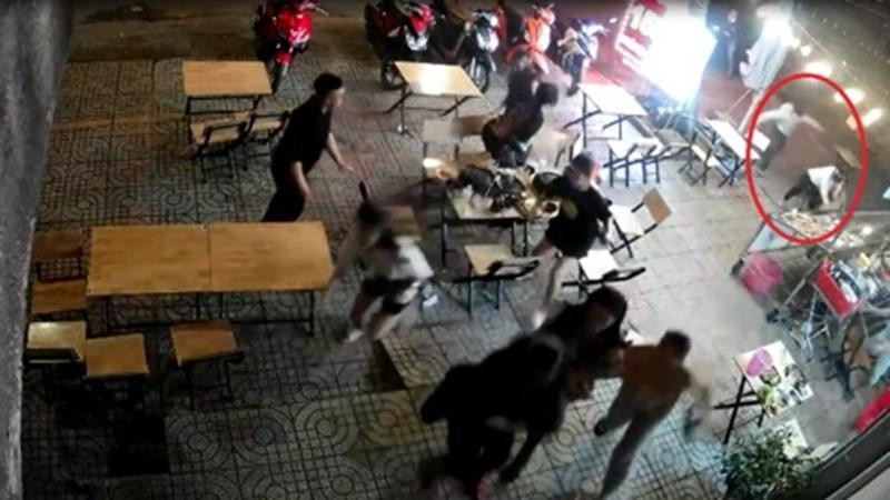 Anh D. bị đuổi chém (Ảnh cắt từ camera an ninh)