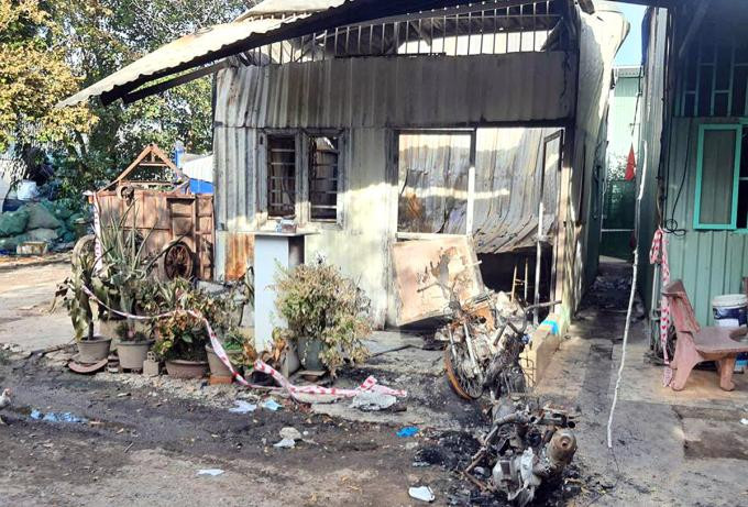 Cảnh sát phong toả ngôi nhà xảy ra hoả hoạn, khám nghiệm hiện trường, sáng 25/6 Cảnh sát phong toả ngôi nhà xảy ra hoả hoạn, khám nghiệm hiện trường, sáng 25/6