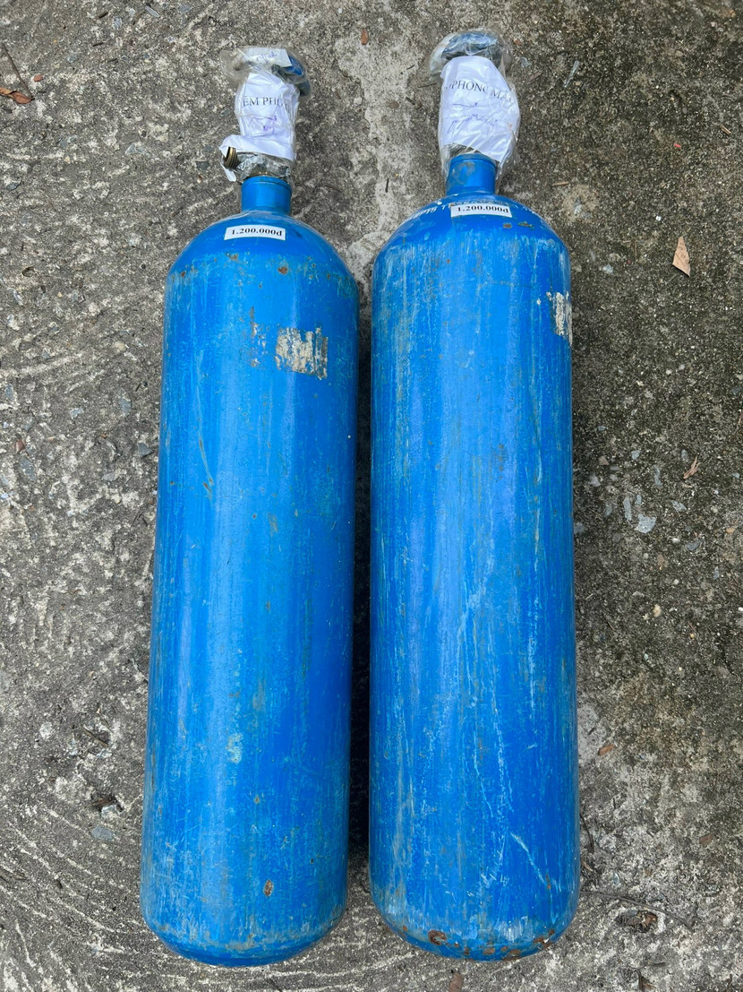 2 bình khí cười bị tổ công tác Y9-141 thu giữ 2 bình khí cười bị tổ công tác Y9-141 thu giữ