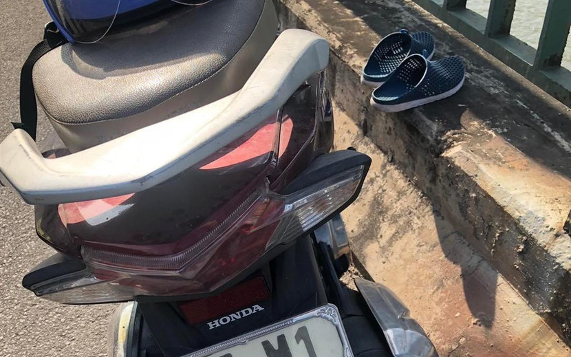 Chiếc xe máy được để lại trên cầu cùng lá thư xin lỗi chồng, con