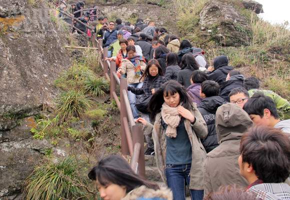 Vào miệng núi lửa, tận mắt thấy “đối thủ” của Vịnh Hạ Long ảnh 12