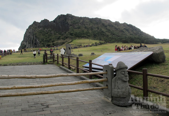 Vào miệng núi lửa, tận mắt thấy “đối thủ” của Vịnh Hạ Long ảnh 4 Vào miệng núi lửa, tận mắt thấy “đối thủ” của Vịnh Hạ Long ảnh 4