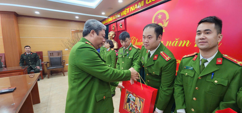 Đại tá Nguyễn Đình Chiến - Trưởng Công an quận Hoàng Mai trao quà cho cán bộ, chiến sỹ công an quận có hoàn cảnh khó khăn Đại tá Nguyễn Đình Chiến - Trưởng Công an quận Hoàng Mai trao quà cho cán bộ, chiến sỹ công an quận có hoàn cảnh khó khăn