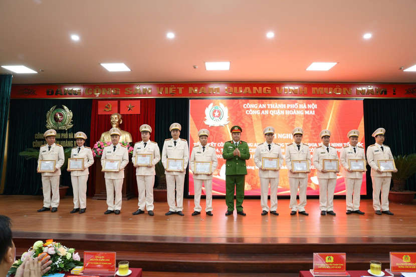 Nhiều cá nhân, tập thể có thành tích xuất sắc được trao khen