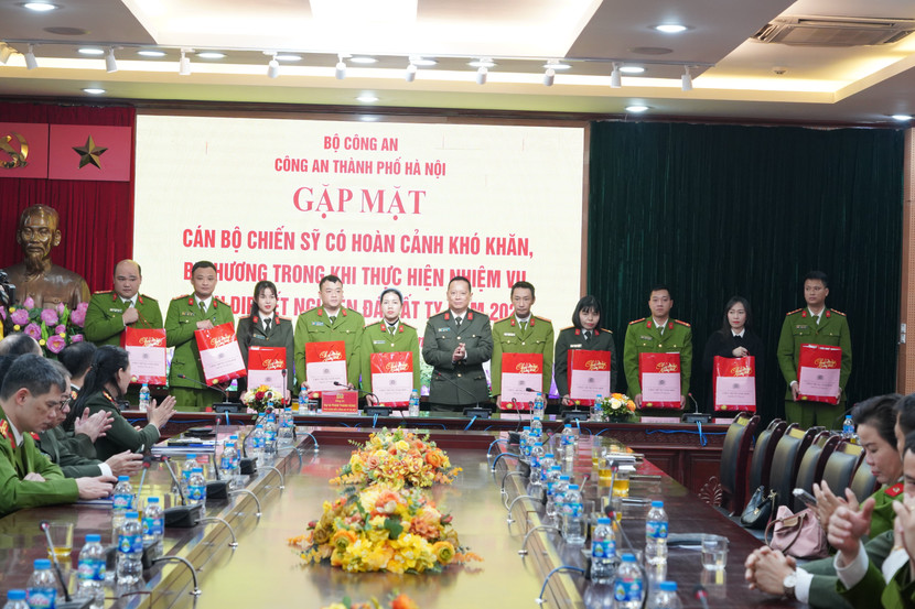 Thay mặt lãnh đạo CATP, Đại tá Phạm Thanh Hùng tặng quà các cán bộ chiến sỹ bị thương, có hoàn cảnh khó khăn