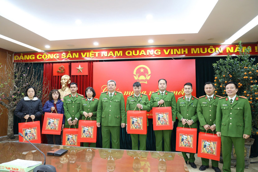 Ban Chỉ huy Công an quận Hoàng Mai trao quà cho cán bộ, chiến sỹ là thương binh và thân nhân liệt sỹ công an quận. Ban Chỉ huy Công an quận Hoàng Mai trao quà cho cán bộ, chiến sỹ là thương binh và thân nhân liệt sỹ công an quận.