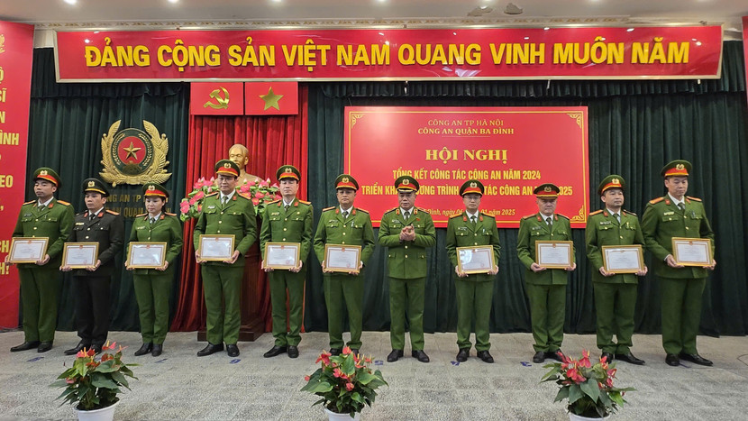 Các cá nhân, tập thể được CATP Hà Nội khen thưởng