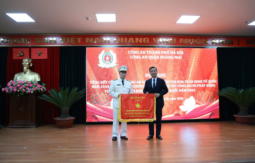 Công an phường Đại Kim đón nhận cờ của Bộ Công an