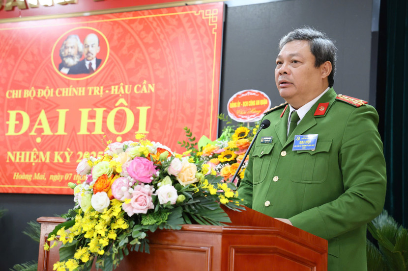 Đại tá Nguyễn Đình Chiến, Trưởng Công an quận Hoàng Mai phát biểu tại đại hội