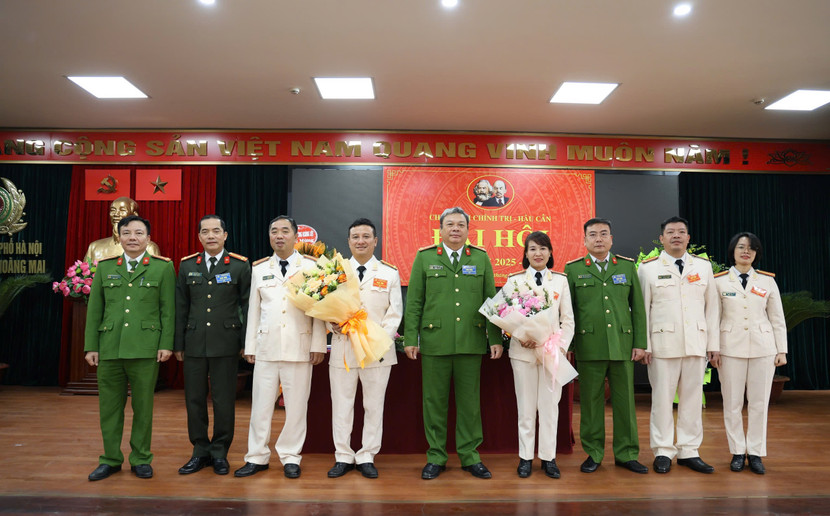 Ban chỉ huy Công an quận Hoàng Mai chúc mừng đại hội thành công