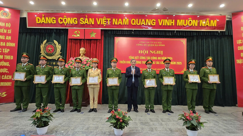 Ông Hoàng Minh Dũng Tiến, Bí thư Quận ủy Ba Đình trao khen cho các cá nhân, tập thể có thành tích xuất sắc