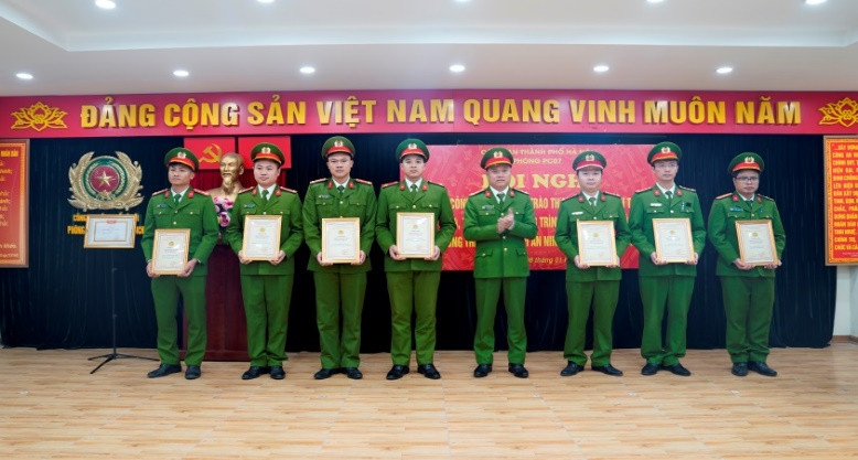 Các tập thể, cá nhân Phòng Cảnh sát PCCC&amp;CNCH đón nhận khen thưởng