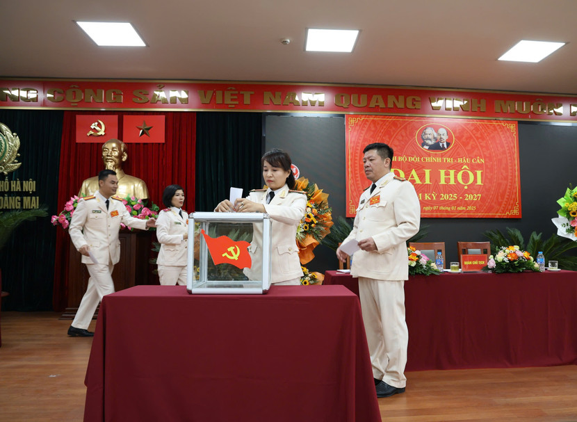 Các đại biểu bỏ phiếu tại đại hội điểm