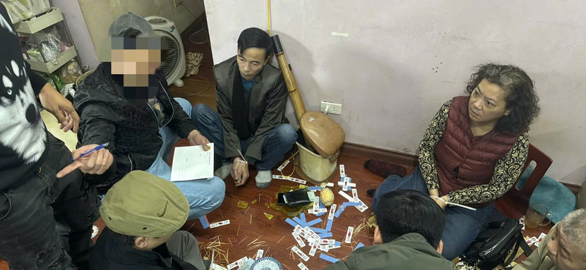 Các đối tượng đánh bạc tại thời điểm bị bắt quả tang Các đối tượng đánh bạc tại thời điểm bị bắt quả tang