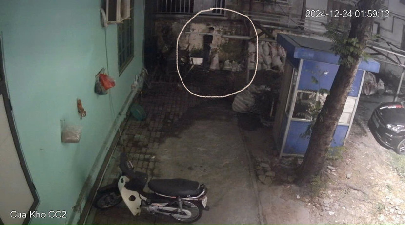 Hình ảnh siêu trộm Trương Văn Lâm trèo tường lên tầng mái nhà dân