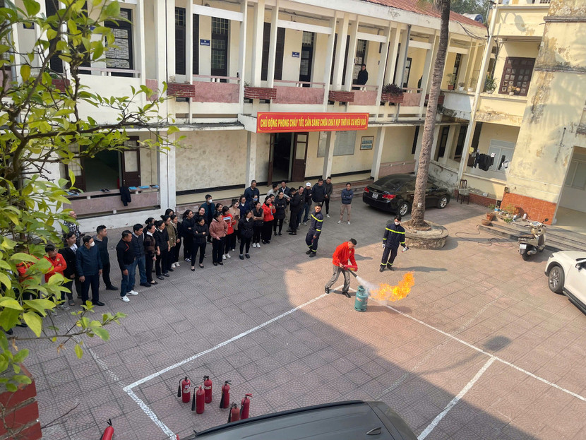 Học viên thực hành bình chữa cháy dập tắt đám cháy rò rỉ khí gas