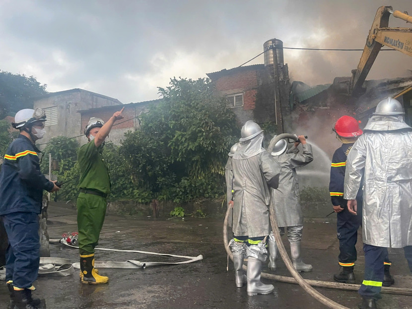 Các mũi chữa cháy được triển khai nhanh chóng để dập tắt đám cháy