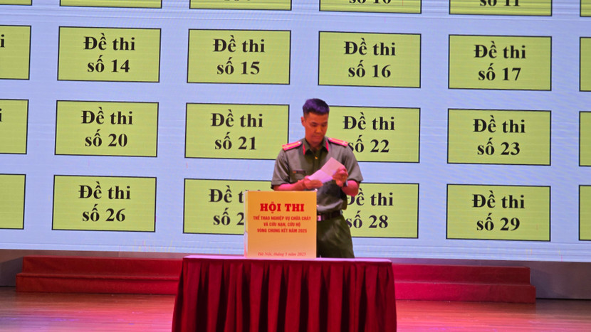 Các vận động viên bốc thăm đề thi