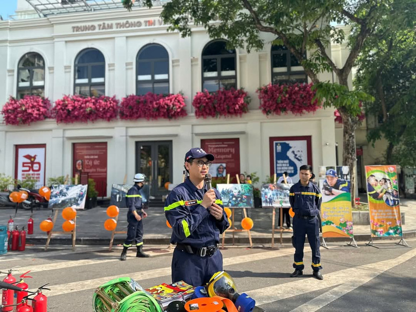 Cảnh sát PCCC và CNCH giới thiệu các thiết bị PCCC tại phố đi bộ Cảnh sát PCCC và CNCH giới thiệu các thiết bị PCCC tại phố đi bộ