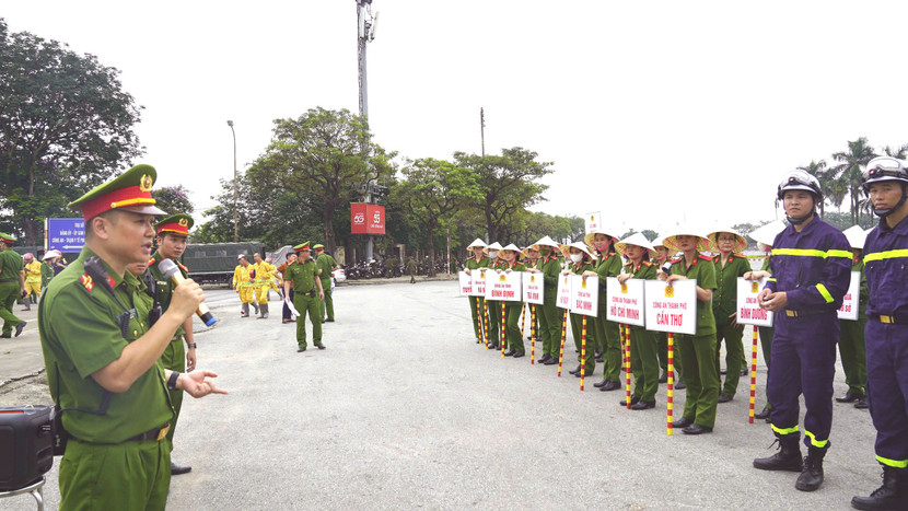 Chỉ huy Phòng Cảnh sát PCCC và CNCH, CATP Hà Nội chỉ đạo các khối diễu hành hợp luyện Chỉ huy Phòng Cảnh sát PCCC và CNCH, CATP Hà Nội chỉ đạo các khối diễu hành hợp luyện