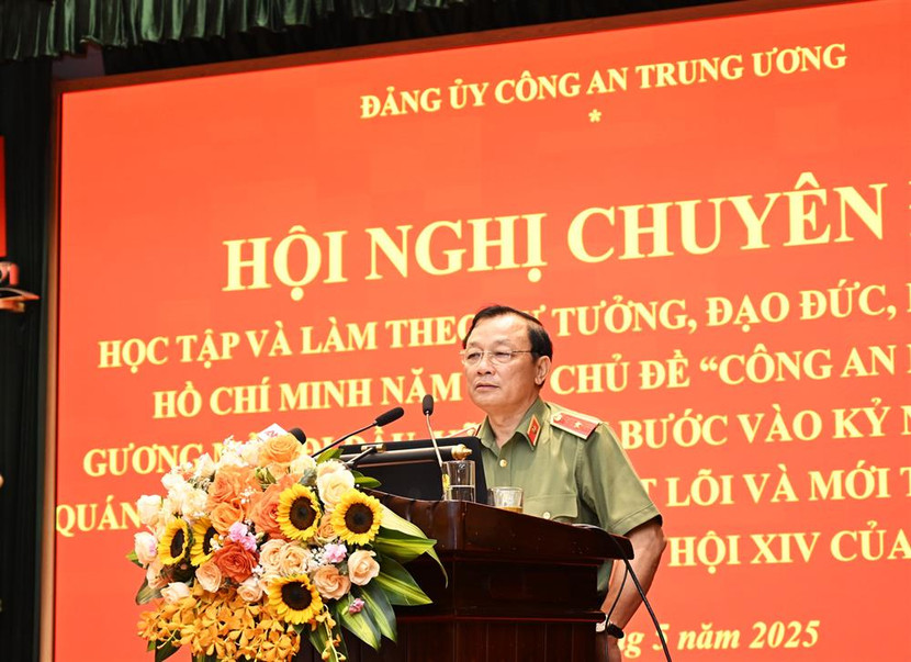 Thiếu tướng Đặng Ngọc Bách, Phó Cục trưởng Cục Công tác Chính trị Công an nhân dân phát biểu tại hội nghị Thiếu tướng Đặng Ngọc Bách, Phó Cục trưởng Cục Công tác Chính trị Công an nhân dân phát biểu tại hội nghị