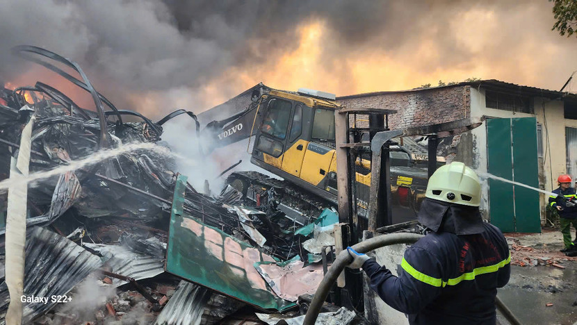 Đến 19h, đám cháy được dập tắt hoàn toàn