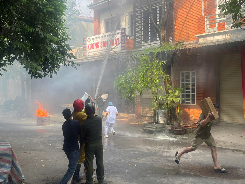 Các chủ cơ sở, doanh nghiệp tại cụm công nghiệp làng nghề xã Tân Hội thực tập phương án chữa cháy và CNCH Các chủ cơ sở, doanh nghiệp tại cụm công nghiệp làng nghề xã Tân Hội thực tập phương án chữa cháy và CNCH