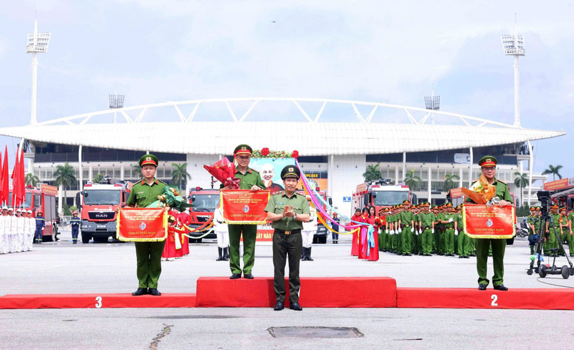 Trung tướng Lê Văn Tuyến, Thứ trưởng Bộ Công an trao khen các đội tuyển giành Giải Nhất, Nhì, Ba toàn đoàn