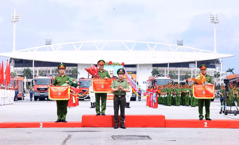 Trung tướng Lê Văn Tuyến, Thứ trưởng Bộ Công an trao khen các đội tuyển giành Giải Nhất, Nhì, Ba toàn đoàn