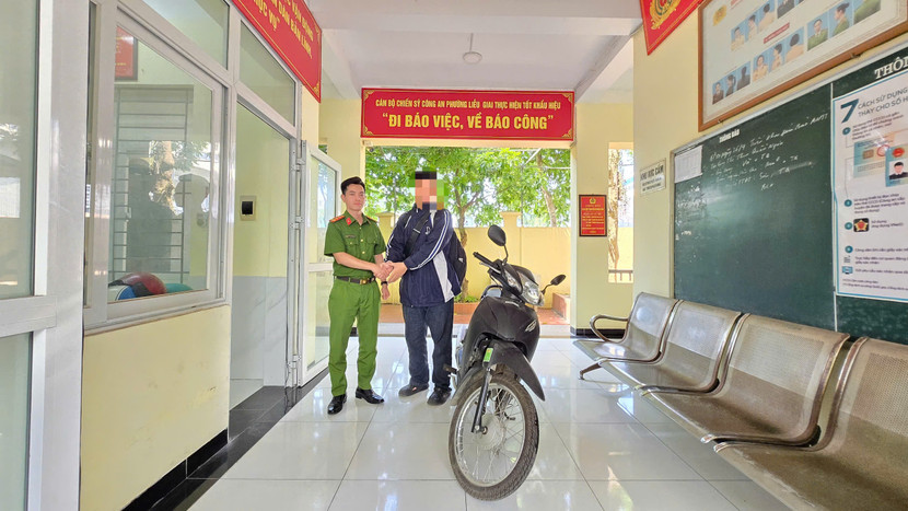 Công an phường Liễu Giai trao trả chiếc xe máy lại cho anh V.A Công an phường Liễu Giai trao trả chiếc xe máy lại cho anh V.A