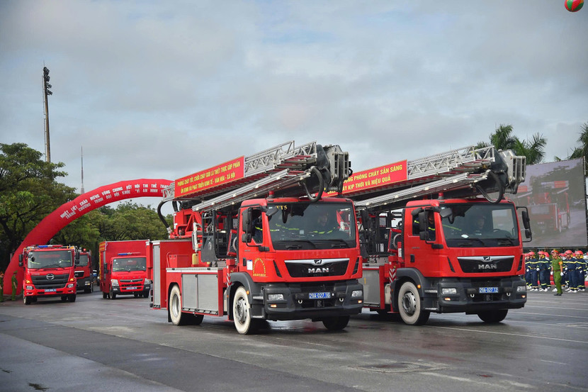 Những hình ảnh diễu binh ấn tượng tại lễ khai mạc hội thi