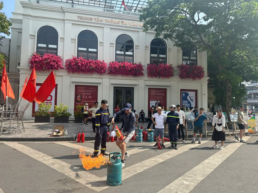 Người dân thực hành sử dụng bình chữa cháy tại phố đi bộ Người dân thực hành sử dụng bình chữa cháy tại phố đi bộ