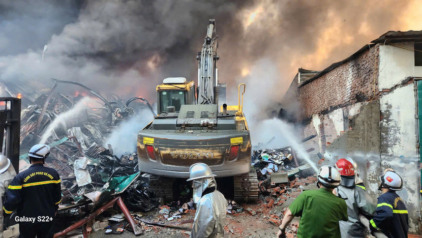 Máy xúc được đưa đến hiện trường phục vụ công tác cứu hoả