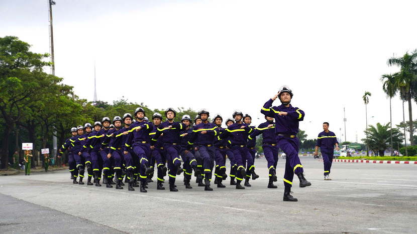 Đội diễu binh của Cảnh sát PCCC và CNCH chuẩn bị cho lễ khai mạc