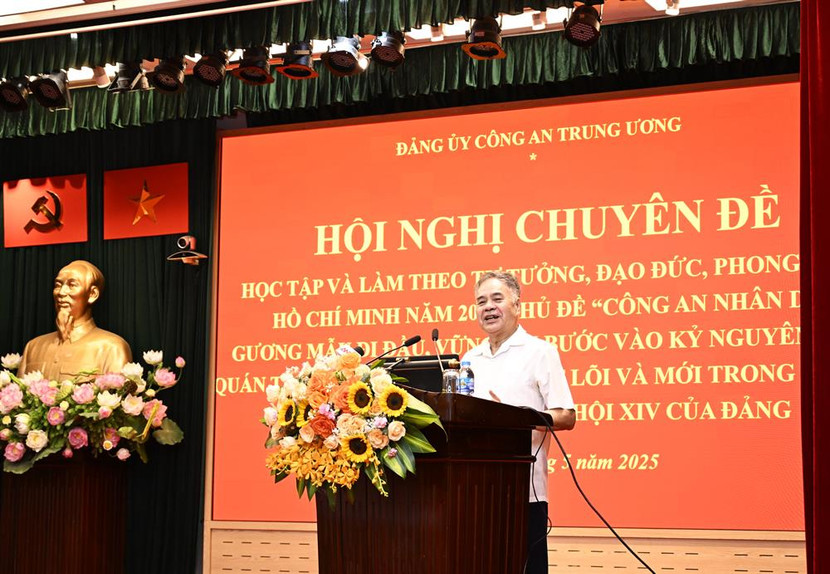 PGS, TS Nguyễn Viết Thông, nguyên Tổng Thư ký Hội đồng Lý luận Trung ương giới thiệu các chuyên đề tại hội nghị PGS, TS Nguyễn Viết Thông, nguyên Tổng Thư ký Hội đồng Lý luận Trung ương giới thiệu các chuyên đề tại hội nghị