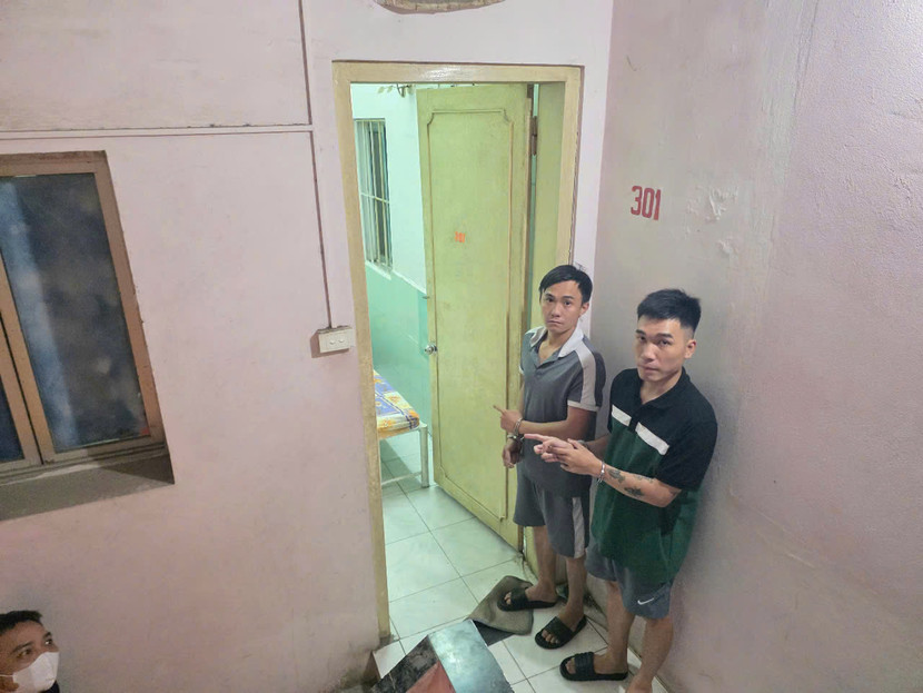 Hình ảnh thực nghiệm hiện trường khống chế bị hại, cướp vàng của hai đối tượng