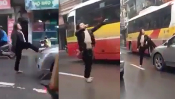 Hà Nội: "Quý cô" vênh váo, giơ chân đạp đầu ôtô giữa đường ảnh 1