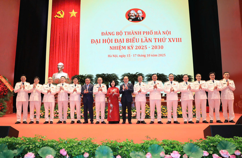 Đoàn đại biểu Đảng bộ CATP Hà Nội với lãnh đạo thành phố tại Đại hội Đoàn đại biểu Đảng bộ CATP Hà Nội với lãnh đạo thành phố tại Đại hội