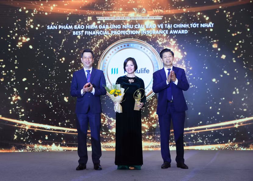 Đại diện Manulife Việt Nam nhận cúp vinh danh từ chương trình. Ảnh: Lan Ngọc.