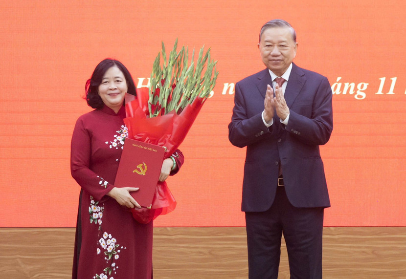 Tổng Bí thư Tô Lâm trao quyết định tới đồng chí Bùi Thị Minh Hoài. Tổng Bí thư Tô Lâm trao quyết định tới đồng chí Bùi Thị Minh Hoài.
